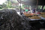 Pekerja memilah tahu goreng yang menggunakan sampah plastik sebagai bahan bakar di salah satu pabrik tahu  di Tropodo, Krian, Sidoarjo, Jawa Timur, Minggu (18/5/2025). Pemerintah Kabupaten Sidoarjo menawarkan penggunaan bahan bakar kayu atau gas bumi dari PGN dan akan berkoordinasi dengan Pemprov Jawa Timur untuk memberikan subsidi jika pengusaha beralih ke gas bumi dalam rangka mengurangi penggunaan sampah plastik, khususnya di industri tahu. Antara Jatim/Umarul Faruq