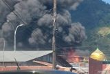 Pabrik karet di Padang terbakar