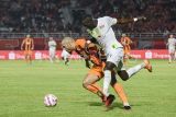 Pesepak bola Borneo FC Samarinda Gabriel Furtado (kiri) berebut bola dengan pesepak bola Persebaya Surabaya Flavio Silva (kanan) dalam pertandingan Liga 1 2024/2025 di Stadion Segiri, Samarinda, Kalimantan Timur, Minggu (18/5/2025). Antara Kaltim/M Risyal Hidayat