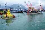 Nelayan dan masyarakat peisisr menggelar tradisi tahunan Labuh Laut Sembonyo di Teluk Prigi, Trenggalek, Jawa Timur, Minggu (18/5/2025). Tradisi ini rutin digelar setiap tahun di Bulan Selo dalam penanggalan Jawa, sebagai bentuk syukur atas hasil laut yang melimpah serta doa untuk keselamatan nelayan saat melaut. Antara Jatim/Destyan Sujarwoko/um