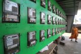 Warga melintas di depan meteran listrik prabayar di Pasar Setonobetek, Kota Kediri, Jawa Timur, Senin (19/5/2025). PT PLN (Persero) menghadirkan program promo tambah daya listrik dengan potongan biaya sebesar 50 persen bagi pelanggan tegangan rendah seluruh golongan tarif satu fasa dengan daya awal 450 Volt Ampere (VA) hingga 5.500 VA yang ingin melakukan tambah daya hingga batas maksimal 7.700 VA dalam rangka memperingati Hari Kebangkitan Nasional. Antara Jatim/Prasetia Fauzani/um