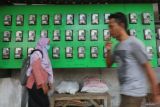 Warga melintas di depan meteran listrik prabayar di Pasar Setonobetek, Kota Kediri, Jawa Timur, Senin (19/5/2025). PT PLN (Persero) menghadirkan program promo tambah daya listrik dengan potongan biaya sebesar 50 persen bagi pelanggan tegangan rendah seluruh golongan tarif satu fasa dengan daya awal 450 Volt Ampere (VA) hingga 5.500 VA yang ingin melakukan tambah daya hingga batas maksimal 7.700 VA dalam rangka memperingati Hari Kebangkitan Nasional. Antara Jatim/Prasetia Fauzani/um