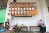 Seorang pedagang menimbang toge di bawah meteran listrik prabayar di Pasar Setonobetek, Kota Kediri, Jawa Timur, Senin (19/5/2025). PT PLN (Persero) menghadirkan program promo tambah daya listrik dengan potongan biaya sebesar 50 persen bagi pelanggan tegangan rendah seluruh golongan tarif satu fasa dengan daya awal 450 Volt Ampere (VA) hingga 5.500 VA yang ingin melakukan tambah daya hingga batas maksimal 7.700 VA dalam rangka memperingati Hari Kebangkitan Nasional. Antara Jatim/Prasetia Fauzani/um
