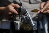 Personel Propam memeriksa kondisi senjata api milik anggota jajaran Polresta Samarinda di Samarinda, Kalimantan Timur, Senin (19/5/2025). Pemeriksaan dan pengecekan rutin senjata api milik anggota polisi tersebut dilakukan untuk mendukung kegiatan pelaksanaan tugas pengamaan yang bersifat preventif maupun represif yang meliputi kelayakan, pemeriksaan peluru, kebersihan, surat senjata api, serta sebagai langkah antisipasi penyalagunaan fasilitas. Antara Kaltim/M Risyal Hidayat