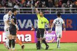 Penjaga gawang Persebaya Surabaya Ernando Ari Sutaryadi (kiri) mendapatkan kartu merah dari wasit Candra (kanan) saat melawan Borneo FC Samarinda dalam pertandingan Liga 1 2024/2025 di Stadion Segiri, Samarinda, Kalimantan Timur, Minggu (18/5/2025). Pertandingan berakhir imbang dengan skor akhir 1-1. Antara Kaltim/M Risyal Hidayat