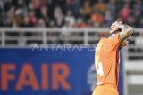 Pesepak bola Borneo FC Samarinda Stefano Lilipaly memegangi kepalanya saat melawan Persebaya Surabaya dalam pertandingan Liga 1 2024/2025 di Stadion Segiri, Samarinda, Kalimantan Timur, Minggu (18/5/2025). Pertandingan berakhir imbang dengan skor akhir 1-1. Antara Kaltim/M Risyal Hidayat