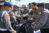 Personel Propam memeriksa kondisi senjata api milik anggota jajaran Polresta Samarinda di Samarinda, Kalimantan Timur, Senin (19/5/2025). Pemeriksaan dan pengecekan rutin senjata api milik anggota polisi tersebut dilakukan untuk mendukung kegiatan pelaksanaan tugas pengamaan yang bersifat preventif maupun represif yang meliputi kelayakan, pemeriksaan peluru, kebersihan, surat senjata api, serta sebagai langkah antisipasi penyalagunaan fasilitas. Antara Kaltim/M Risyal Hidayat