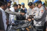 Kapolresta Samarinda Kombes Pol Hendri Umar (kanan) memeriksa kondisi senjata api laras panjang di Polresta Samarinda, Samarinda, Kalimantan Timur, Senin (19/5/2025). Pemeriksaan dan pengecekan rutin senjata api milik anggota polisi tersebut dilakukan untuk mendukung kegiatan pelaksanaan tugas pengamaan yang bersifat preventif maupun represif yang meliputi kelayakan, pemeriksaan peluru, kebersihan, surat senjata api, serta sebagai langkah antisipasi penyalagunaan fasilitas. Antara Kaltim/M Risyal Hidayat