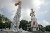 Replika kran air plastik terpasang di Alun Alun Sidoarjo, Jawa Timur, Senin (19/5/2025). Komunitas ECOTON melakukan aksi damai mengajak produsen tahu di Krian untuk tidak menggunakan sampah plastik sebagai bahan bakar dalam proses produksi tahu karena hasil pembakaran sampah plastik bisa mencemari Udara. Antara Jatim/Umarul Faruq