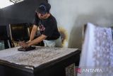 Perajin mencetak batik motif Mandalikan saat produksi di rumah produksi batik Banten Mukarnas, Kota Serang, Banten, Senin (19/5/2025). Otoritas Jasa Keuangan (OJK) menyampaikan bahwa penyaluran pembiayaan perbankan kepada para pelaku industri tekstil dan produk tekstil (TPT) per Maret 2025 mencapai Rp160,41 triliun atau sebesar 2,03 persen dari total kredit perbankan nasional sebagai upaya mendukung pertumbuhan industri TPT. ANTARA FOTO/Muhammad Bagus Khoirunas/gp