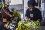 Perajin membatik motif Pancaniti dengan teknik canting saat produksi di rumah produksi batik Banten Mukarnas, Kota Serang, Banten, Senin (19/5/2025). Otoritas Jasa Keuangan (OJK) menyampaikan bahwa penyaluran pembiayaan perbankan kepada para pelaku industri tekstil dan produk tekstil (TPT) per Maret 2025 mencapai Rp160,41 triliun atau sebesar 2,03 persen dari total kredit perbankan nasional sebagai upaya mendukung pertumbuhan industri TPT. ANTARA FOTO/Muhammad Bagus Khoirunas/gp