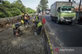Pekerja menyelesaikan proyek pelebaran Jalan Bouraq di Kota Tangerang, Banten, Senin (19/5/2025). Pelebaran jalan yang menghubungi Kota Tangerang dan Jakarta tersebut untuk memperlancar arus kendaraan. ANTARA FOTO/Putra M. Akbar/gp