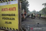 Pekerja menyelesaikan proyek pelebaran Jalan Bouraq di Kota Tangerang, Banten, Senin (19/5/2025). Pelebaran jalan yang menghubungi Kota Tangerang dan Jakarta tersebut untuk memperlancar arus kendaraan. ANTARA FOTO/Putra M. Akbar/gp