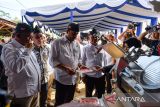 Menteri UMKM Maman Abdurrahman (tengah) bersama Kepala Badan Gizi Nasional Dadan Hindayana (kanan) dan Wakil Menteri UMKM Helvi Yuni Moraza (kiri) meninjau produk UMKM saat melakukan kunjungan ke Desa Cimekar, Cileunyi, Kabupaten Bandung, Jawa Barat, Senin (19/5/2025). Dalam kunjungannya ke Kabupaten Bandung, Menteri UMKM berkesempatan untuk menghadiri peluncuran program perdana perluasan keterlibatan UMKM dalam program makanan bergizi gratis. ANTARA FOTO/Raisan Al Farisi/agr