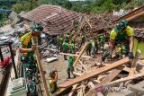 Anggota TNI mengevakuasi bangunan yang runtuh akibat longsor di Desa Kendan, Kecamatan Nagreg, Kabupaten Bandung, Jawa Barat, Senin (19/5/2025). Longsor yang terjadi pada Minggu 18/5 malam tersebut mengakibatkan kompleks kantor dan fasilitas desa serta satu rumah warga rusak berat dan tiga orang mengalami luka-luka. ANTARA FOTO/Raisan Al Farisi/agr
