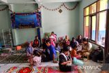 Warga terdampak longsor mengungsi di bangunan mushola di Desa Kendan, Kecamatan Nagreg, Kabupaten Bandung, Jawa Barat, Senin (19/5/2025). Petugas BPBD mengevakuasi 17 keluarga ke mushala untuk mengantisipasi adanya longsor susulan. ANTARA FOTO/Raisan Al Farisi/agr