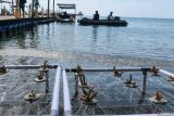 Prajurit Komando Pasukan Katak (Kopaska) TNI AL bersiap menanam bibit terumbu karang di Pantai Bangsring, Banyuwangi, Jawa Timur, Senin (19/5/2025). Kegiatan tersebut merupakan bagian dari upaya rehabilitasi terumbu karang di zona konservasi bawah laut  serta sebagai bentuk kontribusi TNI AL dalam menjaga ekosistem laut agar dapat meningkatkan daya tarik wisata bahari di kawasan itu. ANTARA Jatim/Budi Candra Setya/mas.