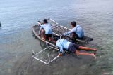 Prajurit Komando Pasukan Katak (Kopaska) TNI AL bersiap menanam bibit terumbu karang di Pantai Bangsring, Banyuwangi, Jawa Timur, Senin (19/5/2025). Kegiatan tersebut merupakan bagian dari upaya rehabilitasi terumbu karang di zona konservasi bawah laut  serta sebagai bentuk kontribusi TNI AL dalam menjaga ekosistem laut agar dapat meningkatkan daya tarik wisata bahari di kawasan itu. ANTARA Jatim/Budi Candra Setya/mas.