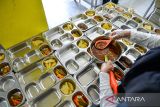 Petugas menyiapkan makanan untuk program makanan bergizi gratis di Satuan Pelayanan Pemenuhan Gizi (SPPG) di Pondok Pesantren Al Kasyaf, Cileunyi, Kabupaten Bandung, Jawa Barat, Senin (19/5/2025). SPPG Kecamatan Cileunyi, Kabupaten Bandung tersebut setiap harinnya mampu menyediakan makanan bergizi untuk 20 sekolah yang meliputi TK, SD, SMP, dan SMA di Kecamatan Cileunyi. ANTARA FOTO/Raisan Al Farisi/agr