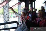 Sejumlah warga Suku Dayak menggelar Upacara Adat Madah Gawai Dayak Ketungau Tesaek di tempat pelaksanaan Pekan Gawai Dayak (PGD) ke-39 di Rumah Radakng, Pontianak, Kalimantan Barat, Minggu (18/5/2025). Upacara adat tersebut digelar sebagai permohonan kelancaran dan perlindungan dari Jubata atau Tuhan Yang Maha Esa dalam pelaksanaan acara tahunan PGD ke-39 yang berlangsung pada 18-24 Mei 2025. ANTARA FOTO/Jessica Wuysang