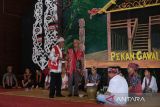 Sejumlah warga Suku Dayak menggelar Upacara Adat Madah Gawai Dayak Ketungau Tesaek di tempat pelaksanaan Pekan Gawai Dayak (PGD) ke-39 di Rumah Radakng, Pontianak, Kalimantan Barat, Minggu (18/5/2025). Upacara adat tersebut digelar sebagai permohonan kelancaran dan perlindungan dari Jubata atau Tuhan Yang Maha Esa dalam pelaksanaan acara tahunan PGD ke-39 yang berlangsung pada 18-24 Mei 2025. ANTARA FOTO/Jessica Wuysang