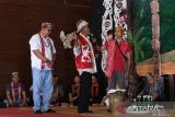 Sejumlah warga Suku Dayak menggelar Upacara Adat Madah Gawai Dayak Ketungau Tesaek di tempat pelaksanaan Pekan Gawai Dayak (PGD) ke-39 di Rumah Radakng, Pontianak, Kalimantan Barat, Minggu (18/5/2025). Upacara adat tersebut digelar sebagai permohonan kelancaran dan perlindungan dari Jubata atau Tuhan Yang Maha Esa dalam pelaksanaan acara tahunan PGD ke-39 yang berlangsung pada 18-24 Mei 2025. ANTARA FOTO/Jessica Wuysang