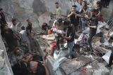 Warga menyelamatkan seorang bayi usai serangan udara Israel di kamp pengungsian Jabalia, bagian utara Jalur Gaza, Minggu (18/5/2025). ANTARA FOTO/Xinhua/Abdul Rahman Salama/bar