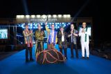 Bupati Tanah Bumbu Provinsi Kalimantan Selatan Andi Rudi Latif (dua kiri) bersama Wakil Ketua DPRD Tanah Bumbu H. Hasanuddin ((tiga kanan) beserta  anggota DPRD Kabupaten Tanah Bumbu menghadiri acara pembukaan Pesona Budaya Mappanre Ri Tasi’e yang digelar di Pantai Pagatan, Kecamatan Kusan Hilir beberapa waktu lalu. Kehadiran para wakil rakyat tersebut menjadi bentuk dukungan terhadap pelestarian budaya dan tradisi masyarakat Bugis yang telah menjadi bagian dari kekayaan budaya Tanah Bumbu. Senin (19/5/2025).