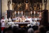 Duta Besar Vatikan untuk Indonesia Piero Pioppo (tengah) memimpin Misa Syukur Pelantikan Paus Leo XIV di Gereja Katedral, Jakarta, Minggu (18/5/2025). Misa tersebut dilaksanakan untuk ungkapan syukur dan doa bersama umat atas terpilihnya Paus Leo XIV sebagai pemimpin tertinggi Gereja Katolik dunia. ANTARA FOTO/Bayu Pratama S/bar