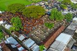 Foto udara kondisi Pasar Hewan Warujayeng jelang Idul Adha di Tanjunganom, Nganjuk, Jawa Timur, Selasa (20/5/2025). Kementerian Pertanian (Kementan) mencatat kebutuhan hewan kurban sapi dan kambing/domba pada tahun ini diperkirakan mencapai 2.074.269 ekor atau naik 1,98 persen dibandingkan tahun sebelumnya, Sementara ketersediaan nasional mencapai 3.217.397 ekor, sehingga terdapat surplus sekitar 1,14 juta ekor. Antara Jatim/Muhammad Mada/um