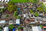 Foto udara kondisi Pasar Hewan Warujayeng jelang Idul Adha di Tanjunganom, Nganjuk, Jawa Timur, Selasa (20/5/2025). Kementerian Pertanian (Kementan) mencatat kebutuhan hewan kurban sapi dan kambing/domba pada tahun ini diperkirakan mencapai 2.074.269 ekor atau naik 1,98 persen dibandingkan tahun sebelumnya, Sementara ketersediaan nasional mencapai 3.217.397 ekor, sehingga terdapat surplus sekitar 1,14 juta ekor. Antara Jatim/Muhammad Mada/um