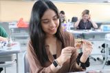 Mahasiswa Ubaya ubah ratusan kantong teh bekas jadi media lukis