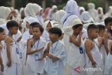 Ratusan siswa melakukan Tawaf saat mengikuti rangkaian praktek manasik haji di Asrama Haji di Kota Bengkulu, Bengkulu, Selasa (20/5/2025). Kementerian Agama Kota Bengkulu menggelar edukasi sekaligus praktek manasik haji bagi 150 siswa Raudhatul Athfal (RA) jenjang pendidikan anak usia dini serta Sekolah Menengah Pertama (SMP) dengan tujuan untuk memperkenalkan tata cara ibadah haji. ANTARA FOTO/Muhammad Izfaldi