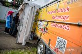 Warga membeli beras medium saat bazar pangan murah di Kecamatan Kiaracondong, Bandung, Jawa Barat, Selasa (20/5/2025). Pemerintah Kota Bandung kembali menyelenggarakan bazar pangan murah di 30 kecamatan di Kota Bandung sebagai bagian dari upaya pengendalian inflasi dan membantu masyarakat mendapatkan barang kebutuhan pokok dengan harga lebih terjangkau jelang Hari Raya Idul Adha. ANTARA FOTO/Raisan Al Farisi/agr