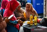 Warga membeli minyak subsidi saat bazar pangan murah di Kecamatan Kiaracondong, Bandung, Jawa Barat, Selasa (20/5/2025). Pemerintah Kota Bandung kembali menyelenggarakan bazar pangan murah di 30 kecamatan di Kota Bandung sebagai bagian dari upaya pengendalian inflasi dan membantu masyarakat mendapatkan barang kebutuhan pokok dengan harga lebih terjangkau jelang Hari Raya Idul Adha. ANTARA FOTO/Raisan Al Farisi/agr