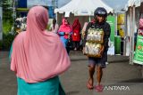 Warga membeli minyak subsidi saat bazar pangan murah di Kecamatan Kiaracondong, Bandung, Jawa Barat, Selasa (20/5/2025). Pemerintah Kota Bandung kembali menyelenggarakan bazar pangan murah di 30 kecamatan di Kota Bandung sebagai bagian dari upaya pengendalian inflasi dan membantu masyarakat mendapatkan barang kebutuhan pokok dengan harga lebih terjangkau jelang Hari Raya Idul Adha. ANTARA FOTO/Raisan Al Farisi/agr
