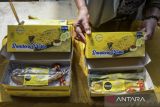 Pelaku usaha menunjukkan produk bandeng presto yang tersertifikasi halal saat bazar UMKM di Plaza Pusat Pemerintahan Kota Tangerang, Banten, Selasa (20/5/2025). Kementerian Usaha Mikro, Kecil dan Menengah (UMKM) mencatat sepanjang triwulan I 2025 sebanyak 25.509 sertifikat halal telah diterbitkan untuk 162.754 produk dari target nasional 3,5 juta sertifikasi halal. ANTARA FOTO/Putra M. Akbar/gp