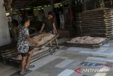 Pekerja menjemur udang rebon di rumah produksi Doa Ibu, Panimbang, Kabupaten Pandeglang, Banten, Selasa (20/5/2025). Kementerian Kelautan dan Perikanan (KKP) terus berupaya meningkatkan serapan udang nasional melalui kampanye gerakan memasyarakatkan makan ikan (Gemarikan), di mana udang tidak hanya sebagai komoditas ekspor unggulan tetapi sumber protein berkualitas tinggi yang dapat dikonsumsi sehari-hari oleh masyarakat Indonesia. ANTARA FOTO/Angga Budhiyanto/gp
