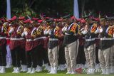Siswa Pendidikan Karakter Panca Waluya memeriksa kerapian saat mengikuti upacara peringatan Hari Kebangkitan Nasional di Lapangan Gasibu, Bandung, Jawa Barat, Selasa (20/5/2025). Sebanyak 273 siswa Pendidikan Karakter Panca Waluya menjadi peserta dan petugas upacara sekaligus melaksanakan defile bersama 11 pasukan elit dari TNI dan Polri dalam peringatan Hari Kebangkitan Nasional ke-117 Tahun 2025. ANTARA FOTO/Abdan Syakura/agr