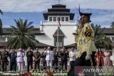 Siswa Pendidikan Karakter Panca Waluya memberikan hormat kepada Gubernur Jawa Barat Dedi Mulyadi beserta jajaran saat melakukan defile usai upacara peringatan Hari Kebangkitan Nasional di depan Gedung Sate, Bandung, Jawa Barat, Selasa (20/5/2025). Sebanyak 273 siswa Pendidikan Karakter Panca Waluya menjadi peserta dan petugas upacara sekaligus melaksanakan defile bersama 11 pasukan elit dari TNI dan Polri dalam peringatan Hari Kebangkitan Nasional ke-117 Tahun 2025. ANTARA FOTO/Abdan Syakura/agr