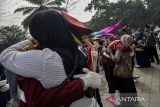 Siswa Pendidikan Karakter Panca Waluya memeluk orang tuanya usai upacara peringatan Hari Kebangkitan Nasional di halaman Gedung Sate, Bandung, Jawa Barat, Selasa (20/5/2025). Sebanyak 273 siswa Pendidikan Karakter Panca Waluya menjadi peserta dan petugas upacara sekaligus melaksanakan defile bersama 11 pasukan elit dari TNI dan Polri dalam peringatan Hari Kebangkitan Nasional ke-117 Tahun 2025. ANTARA FOTO/Abdan Syakura/agr