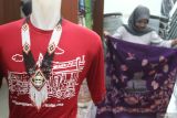 Pengunjung melihat produk kerajinan yang dipajang di Pojok Usaha Mikro Kecil Menengah (UMKM) di Gedung DPRD Kota Malang, Jawa Timur, Jawa Timur, Selasa (20/5/2025). Pemerintah berupaya menjaga laju pertumbuhan ekonomi di sektor UMKM dengan memperluas pasar ekspor, menggenjot akselerasi digitalisasi UMKM maupun sektor publik dan mendorong peningkatan produktivitas serta daya saing melalui fasilitas pembiayaan bagi UMKM dan Koperasi. ANTARA Jatim/Ari Bowo Sucipto/mas.
