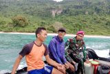 Marinir evakuasi dua ABK yang terdampar di Pulau Nusa Barong