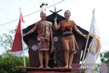 Sejumlah warga Suku Dayak mengikuti pawai budaya Pekan Gawai Dayak (PGD) Kalbar ke-39 di Pontianak, Kalimantan Barat, Selasa (20/5/2025). PGD Kalbar ke-39 akan dimeriahkan dengan karnaval, pesta seni budaya, pameran kerajinan dan pertandingan tradisional khas Dayak Kalimantan Barat yang bertujuan untuk memperkenalkan kekayaan budaya Dayak kepada masyarakat luas. ANTARA FOTO/Jessica Wuysang