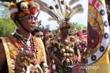 Sejumlah warga Suku Dayak mengikuti pawai budaya Pekan Gawai Dayak (PGD) Kalbar ke-39 di Pontianak, Kalimantan Barat, Selasa (20/5/2025). PGD Kalbar ke-39 akan dimeriahkan dengan karnaval, pesta seni budaya, pameran kerajinan dan pertandingan tradisional khas Dayak Kalimantan Barat yang bertujuan untuk memperkenalkan kekayaan budaya Dayak kepada masyarakat luas. ANTARA FOTO/Jessica Wuysang