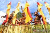 Sejumlah warga Suku Dayak mengikuti pawai budaya Pekan Gawai Dayak (PGD) Kalbar ke-39 di Pontianak, Kalimantan Barat, Selasa (20/5/2025). PGD Kalbar ke-39 akan dimeriahkan dengan karnaval, pesta seni budaya, pameran kerajinan dan pertandingan tradisional khas Dayak Kalimantan Barat yang bertujuan untuk memperkenalkan kekayaan budaya Dayak kepada masyarakat luas. ANTARA FOTO/Jessica Wuysang