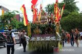 Sejumlah warga Suku Dayak mengikuti pawai budaya Pekan Gawai Dayak (PGD) Kalbar ke-39 di Pontianak, Kalimantan Barat, Selasa (20/5/2025). PGD Kalbar ke-39 akan dimeriahkan dengan karnaval, pesta seni budaya, pameran kerajinan dan pertandingan tradisional khas Dayak Kalimantan Barat yang bertujuan untuk memperkenalkan kekayaan budaya Dayak kepada masyarakat luas. ANTARA FOTO/Jessica Wuysang