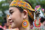 Seorang dara Gawai mengenakan ikat kepala dan aksesoris buatan perajin saat mengikuti pawai budaya Pekan Gawai Dayak (PGD) Kalbar ke-39 di Pontianak, Kalimantan Barat, Selasa (20/5/2025). PGD Kalbar ke-39 akan dimeriahkan dengan karnaval, pesta seni budaya, pameran kerajinan dan pertandingan tradisional khas Dayak Kalimantan Barat yang bertujuan untuk memperkenalkan kekayaan budaya Dayak kepada masyarakat luas. ANTARA FOTO/Jessica Wuysang