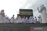 Ratusan siswa melakukan Tawaf saat mengikuti rangkaian praktek manasik haji di Asrama Haji di Kota Bengkulu, Bengkulu, Selasa (20/5/2025). Kementerian Agama Kota Bengkulu menggelar edukasi sekaligus praktek manasik haji bagi 150 siswa Raudhatul Athfal (RA) jenjang pendidikan anak usia dini serta Sekolah Menengah Pertama (SMP) dengan tujuan untuk memperkenalkan tata cara ibadah haji. ANTARA FOTO/Muhammad Izfaldi