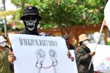 Peserta aksi membentang poster saat Aliansi Kota Pendekar Anti Korupsi menggelar aksi demo dalam rangka peringatan Hari Kebangkitan Nasional di Kota Madiun, Jawa Timur, Selasa (20/5/2025). Aksi tersebut antara lain mengangkat isu penyalahgunaan wewenang dalam perencanaan dan penggunaan anggaran  oleh pemerintah daerah setempat. Antara Jatim/Siswowidodo/mas.